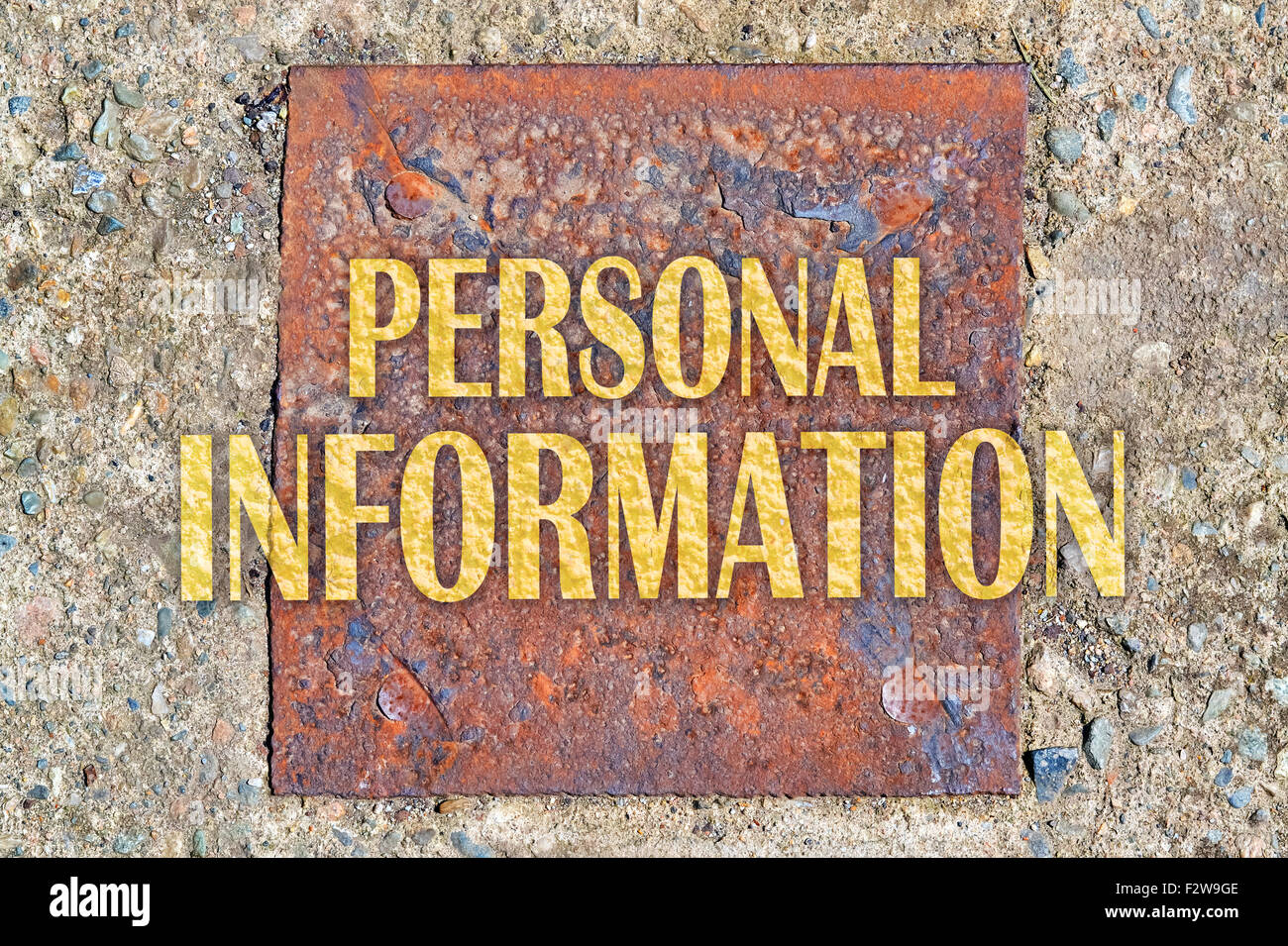 Persönlichen Textinformationen in goldenen Lettern auf einem rostigen Eisen-Panel geschrieben Stockfoto