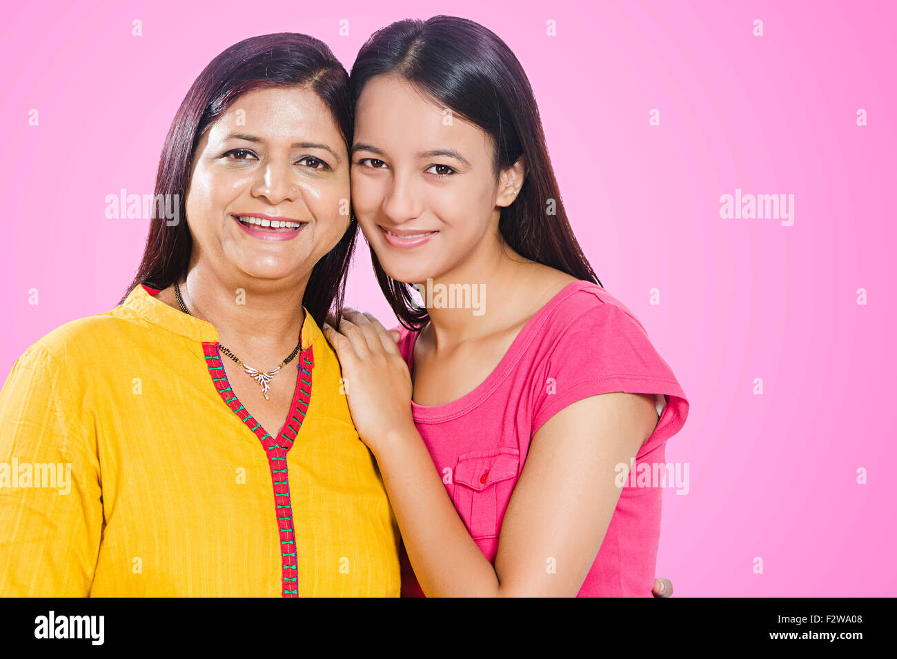 2 indische Mutter und junge Tochter Caring Stockfoto