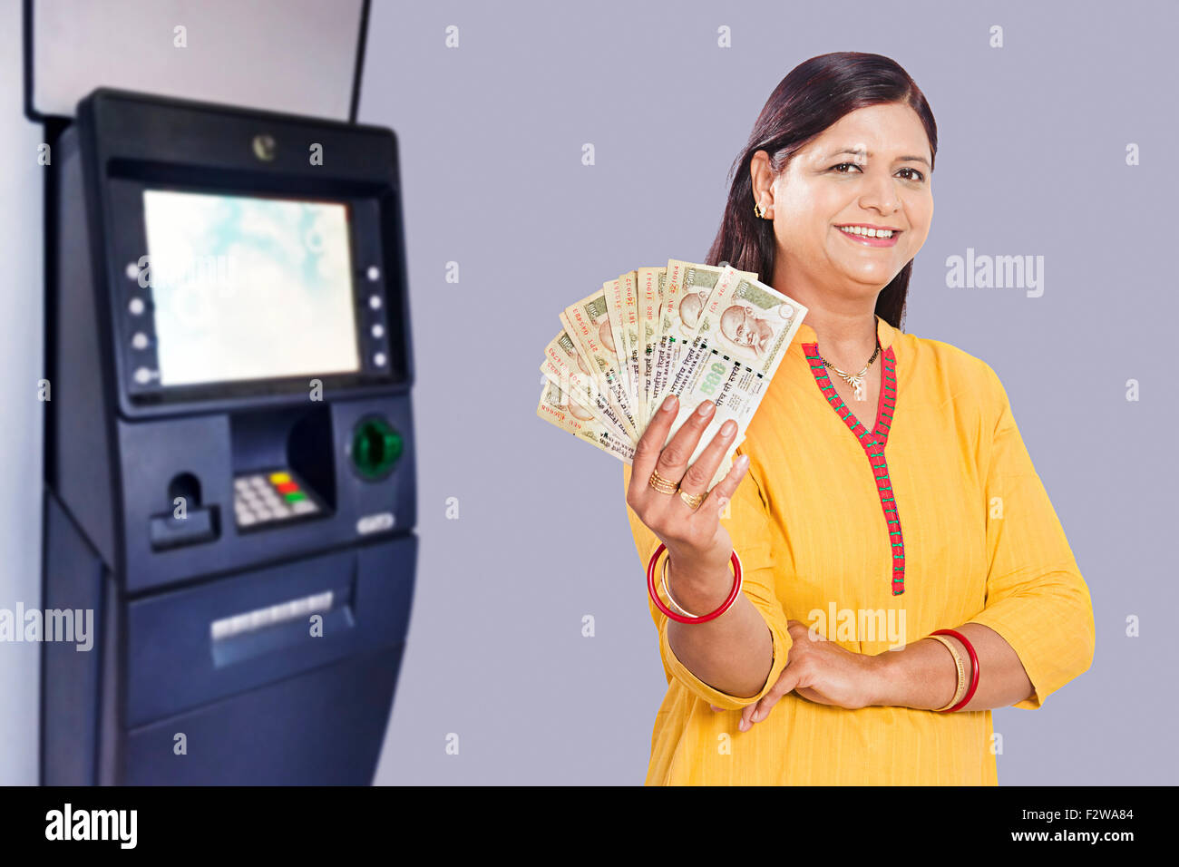 1 indische erwachsenen Frau ATM Maschine Geld zeigen Stockfoto