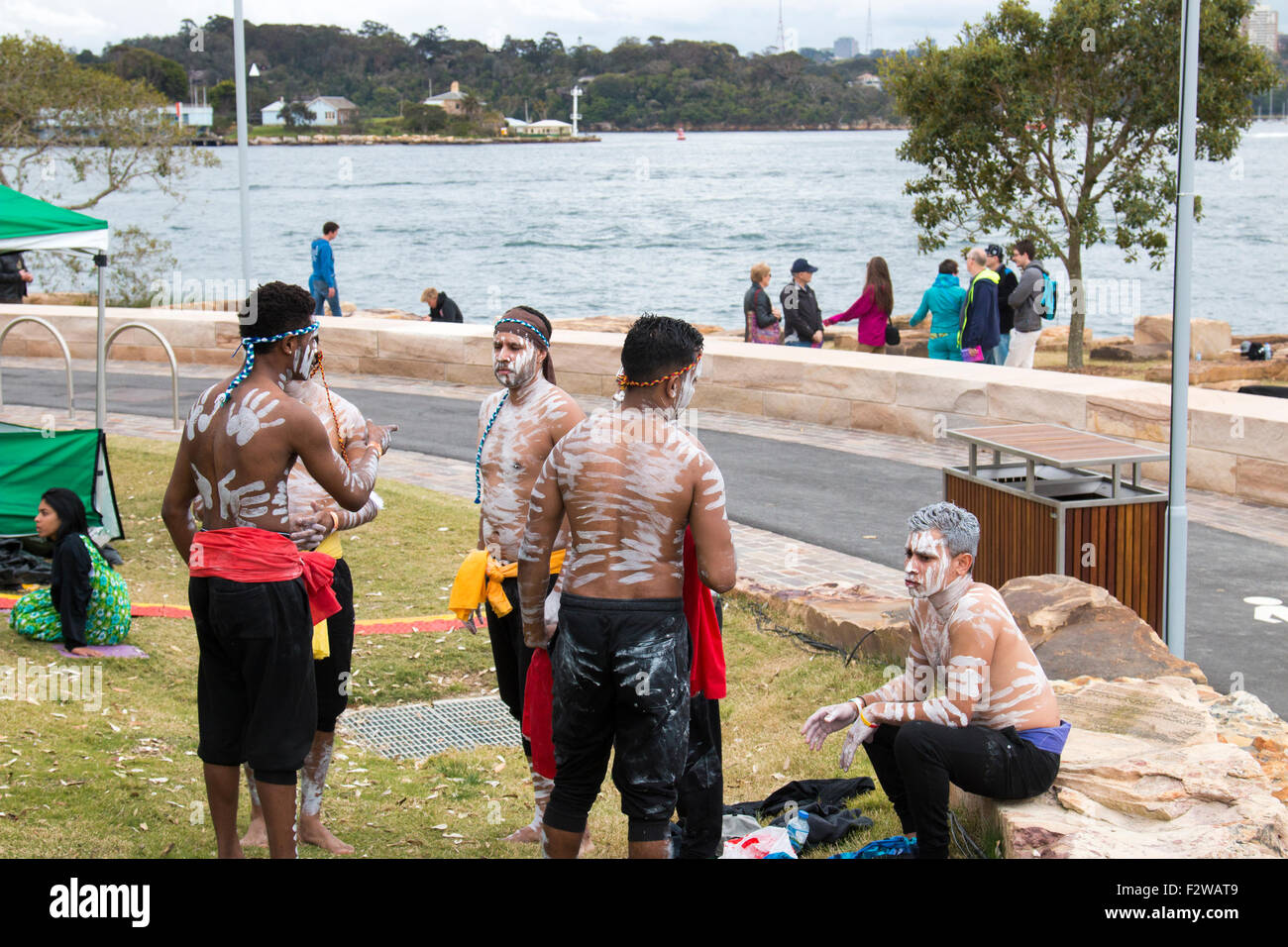 Aborigines willkommen Land tanzen in Barangaroo Reserve Park Sydney, zur Feier der Eröffnung des Parks, Sydney, Australien Stockfoto