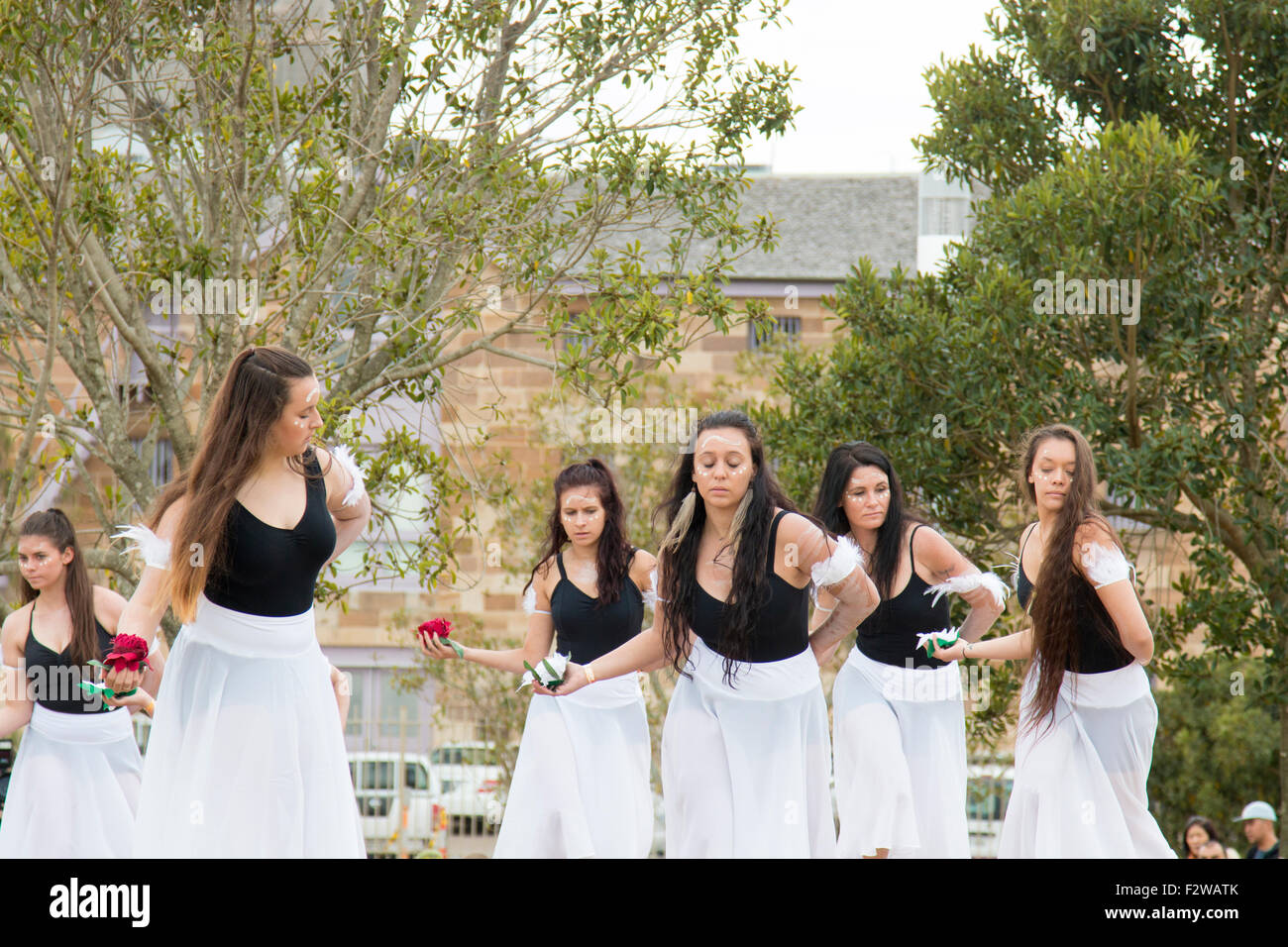 Aborigines willkommen Land tanzen in Barangaroo Reserve Park Sydney, zur Feier der Eröffnung des Parks, Sydney, Australien Stockfoto