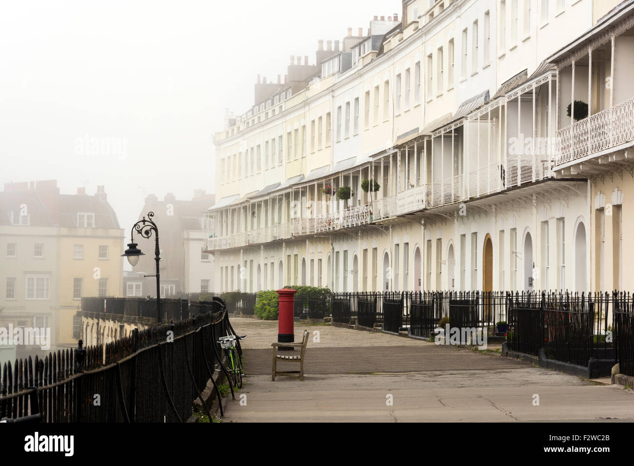 Royal York Crescent, eine georgische Terrasse in Clifton, Bristol an einem nebligen Morgen. Stockfoto