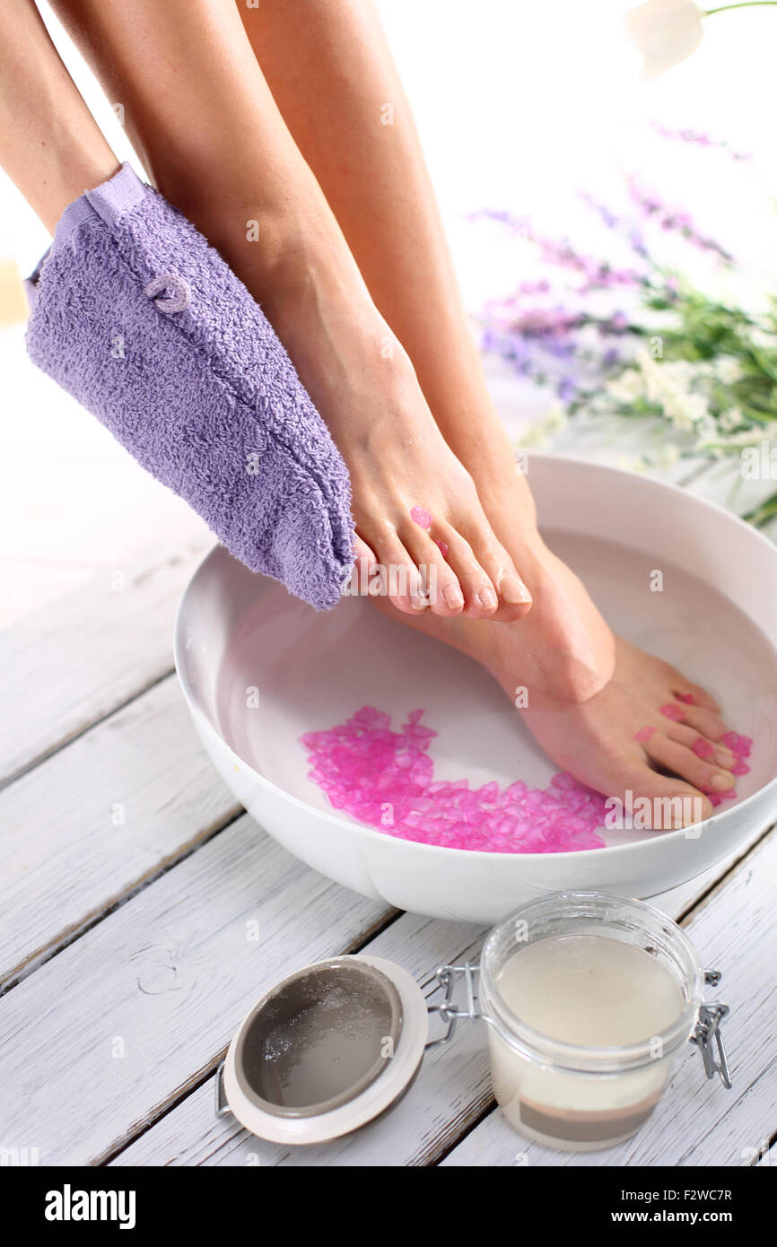 Entspannendes Fußbad, Momente der Entspannung. Fuß-Peeling, Pediküre.  Lavendel Bad Stockfotografie - Alamy