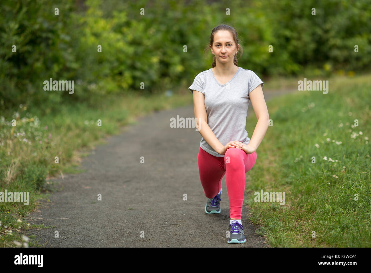 Sportliche Mädchen ist draußen erwärmt. Eine gesunde Lebensweise. Stockfoto