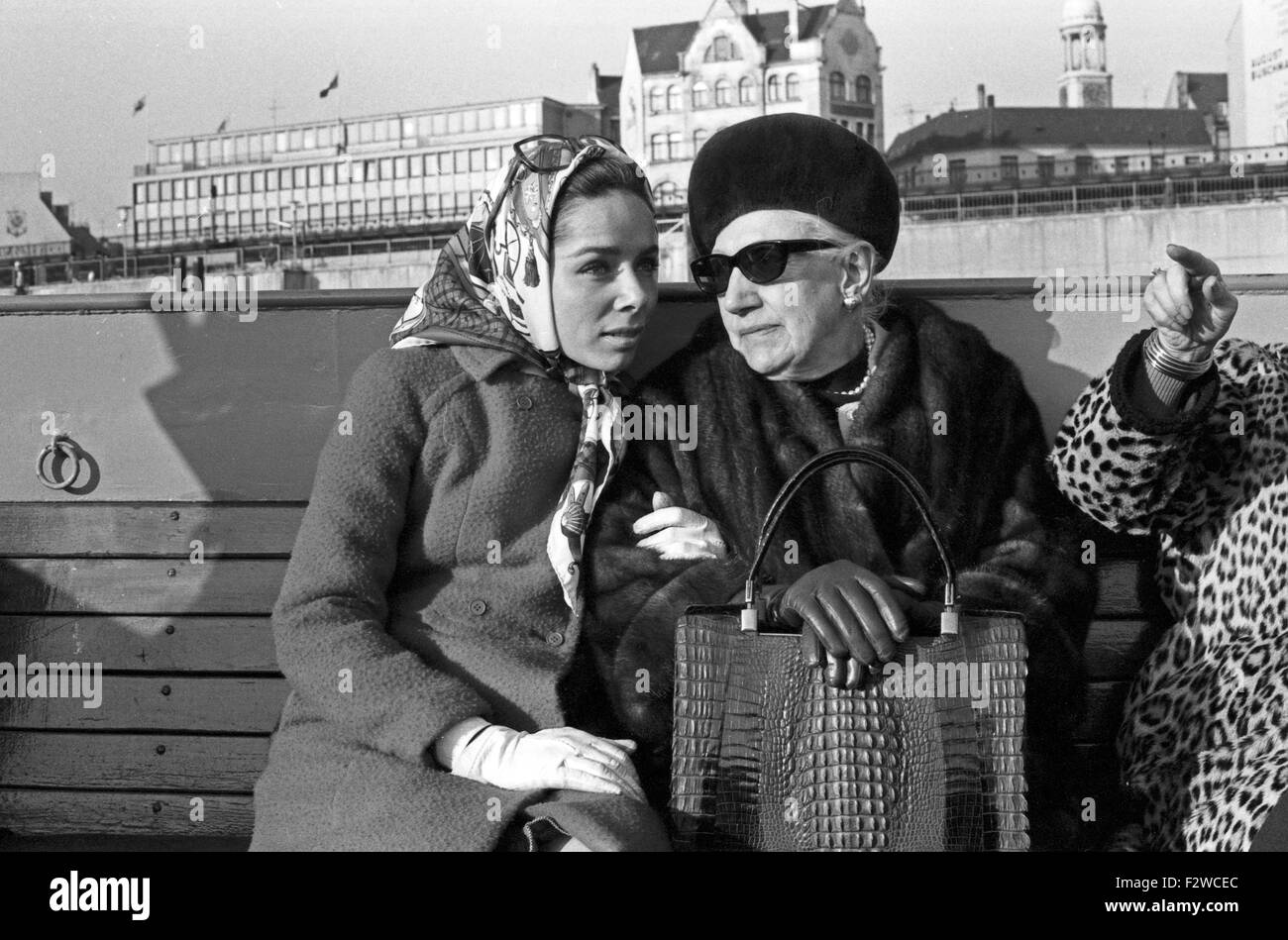 Episode "... Und Ihre Sorgen" aus der Fernsehserie "Sterben Unverbesserlichen", Deutschland 1968, Regie: Claus Peter Witt, Monia: Monika Peitsch ("Links"), Agnes Windeck Stockfoto