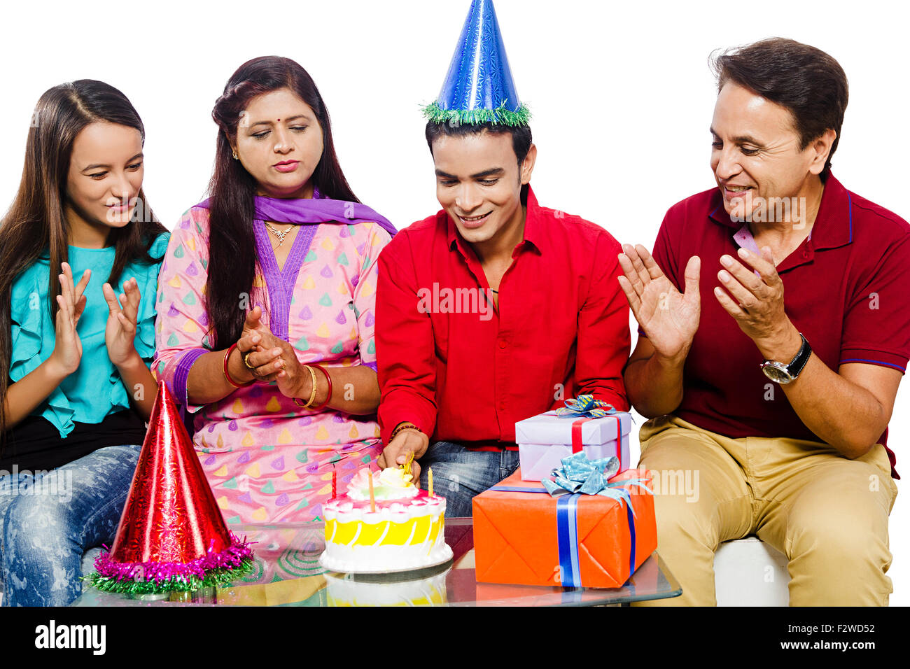 4 indische präsentiert junge Tochter und Sohn Geburtstagsfeier Stockfoto