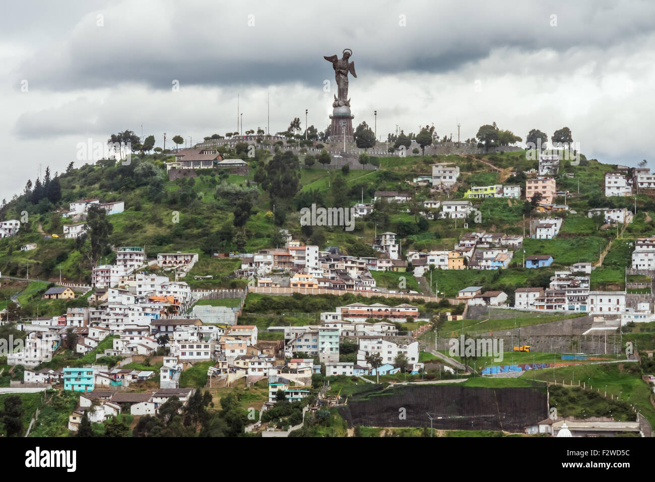 El Panecillo mit auf die Virgen de Quito Stockfoto