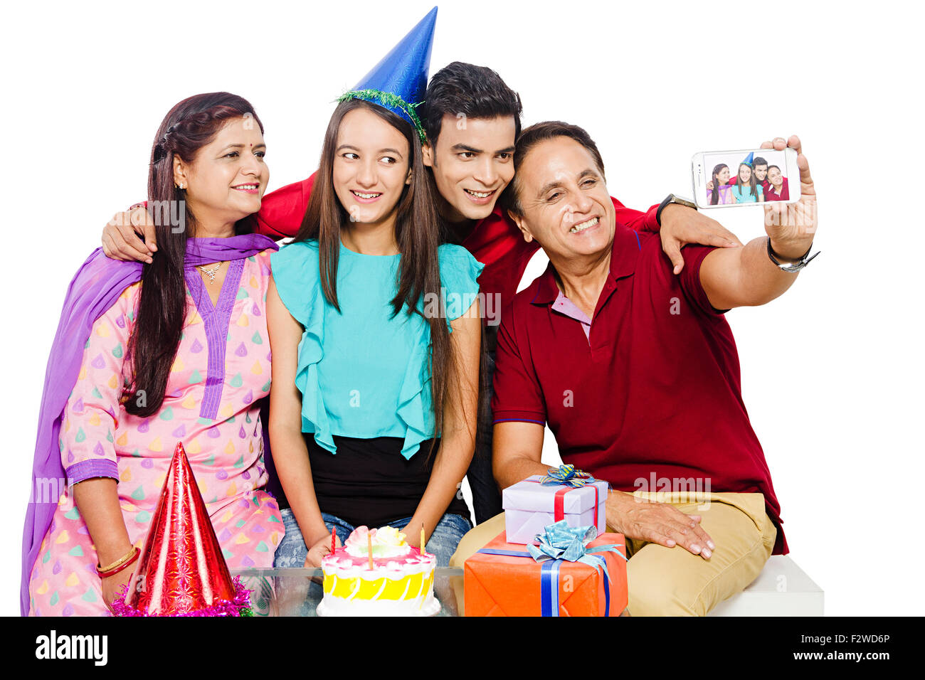 4 indische präsentiert junge Tochter und Sohn Geburtstag Feier Handy Bild klicken Stockfoto