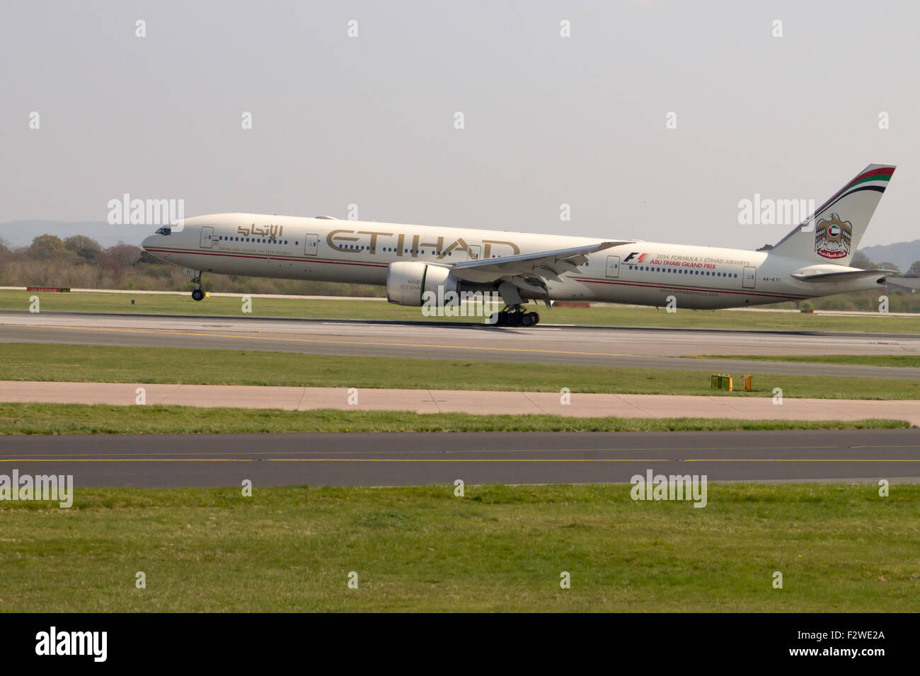Etihad Airways Boeing 777-300, Manchester International Airport Landebahn Landung. Stockfoto