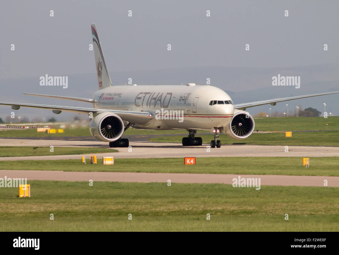 Etihad Airways Boeing 777-300 nach der Landung am Flughafen Manchester International Rollweg Rollen. Stockfoto