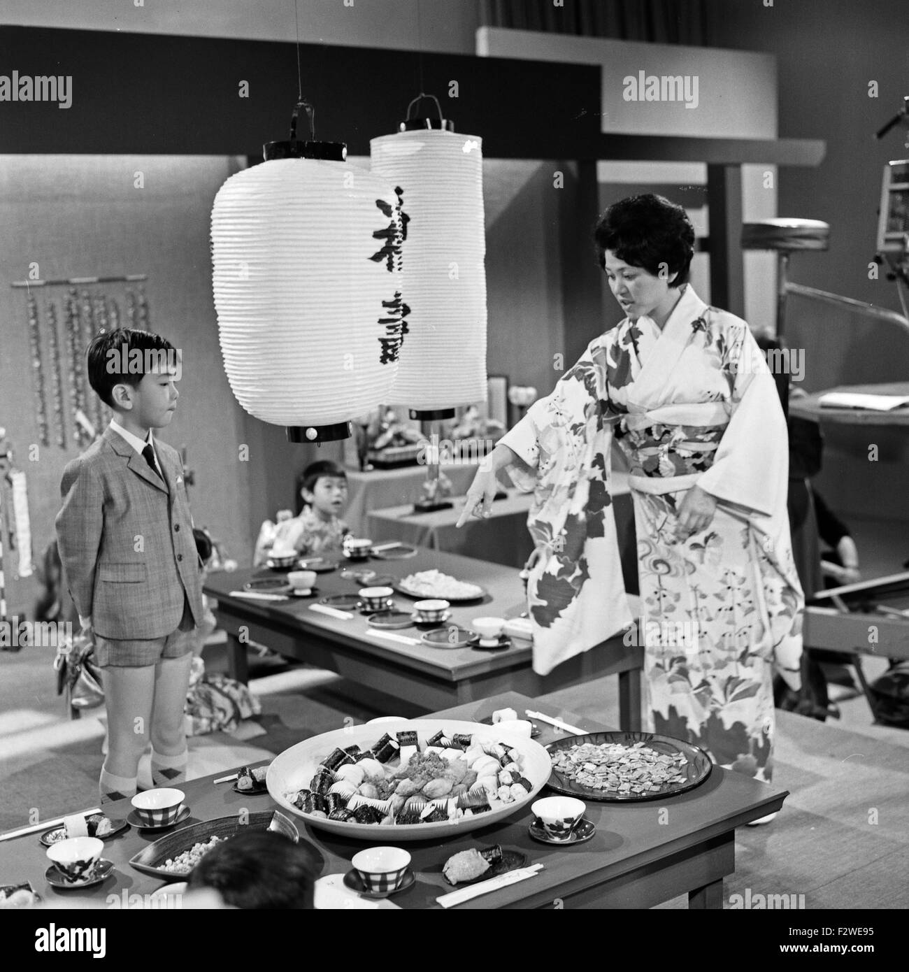 Epdisode "... Bei Den Japanern" aus der ZDF-Fernsehserie "Hallo Freunde", Deutschland 1968, Szenenfoto Stockfoto