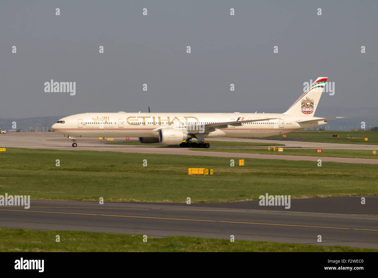 Etihad Airways Boeing 777-300 nach der Landung am Flughafen Manchester International Rollweg Rollen. Stockfoto