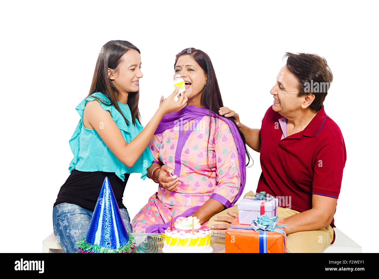 3 indische präsentiert junge Tochter Geburtstagsfeier Stockfoto