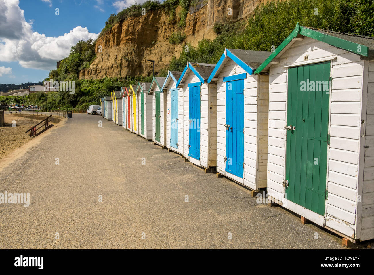 Eine Reihe von bunten Strand Hütten am Meer in Shanklin auf der Isle Of Wight Stockfoto