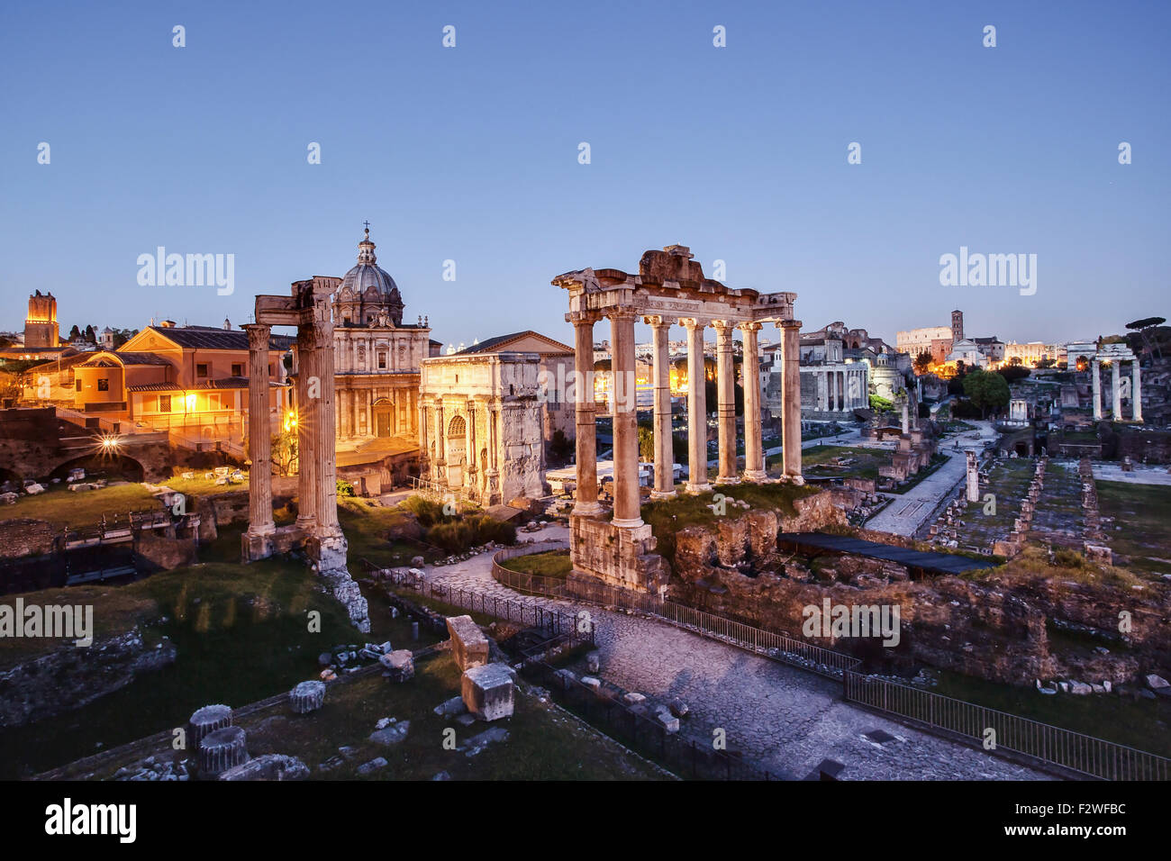 Das Forum Romanum fotografiert bei Sonnenuntergang, mit künstlichem Licht auf. Stockfoto