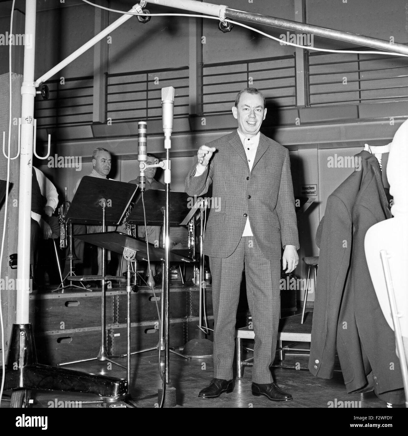 Deutscher Violinist, Dirigent und Kapellmeister Alfred Hause in Hamburg, Deutschland 1960er Jahre. Deutscher Violinist, Dirigent und Bandleader Alfred Hause in Hamburg, Deutschland 1960. Stockfoto