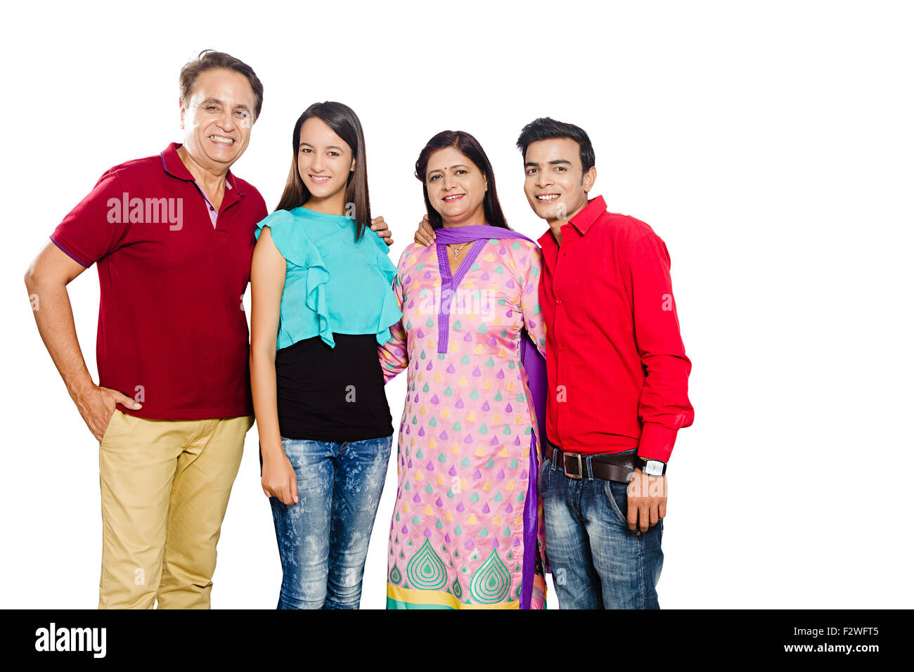 4 indische Familie Eltern junge Tochter und Sohn stehen Stockfoto