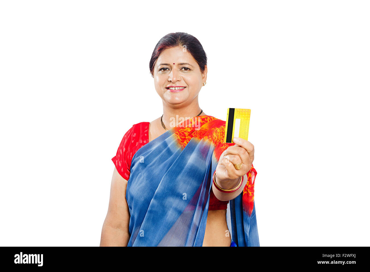 1 indische erwachsenen Frau Hausfrau Kreditkarte anzeigen Stockfoto