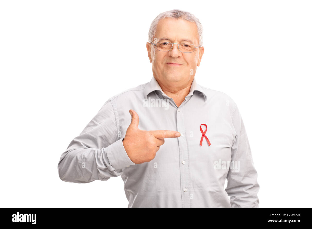 Stolze senior Gentleman in die Kamera schaut und in Richtung einer AIDS-Abzeichen auf seinem Hemd mit dem finger Stockfoto