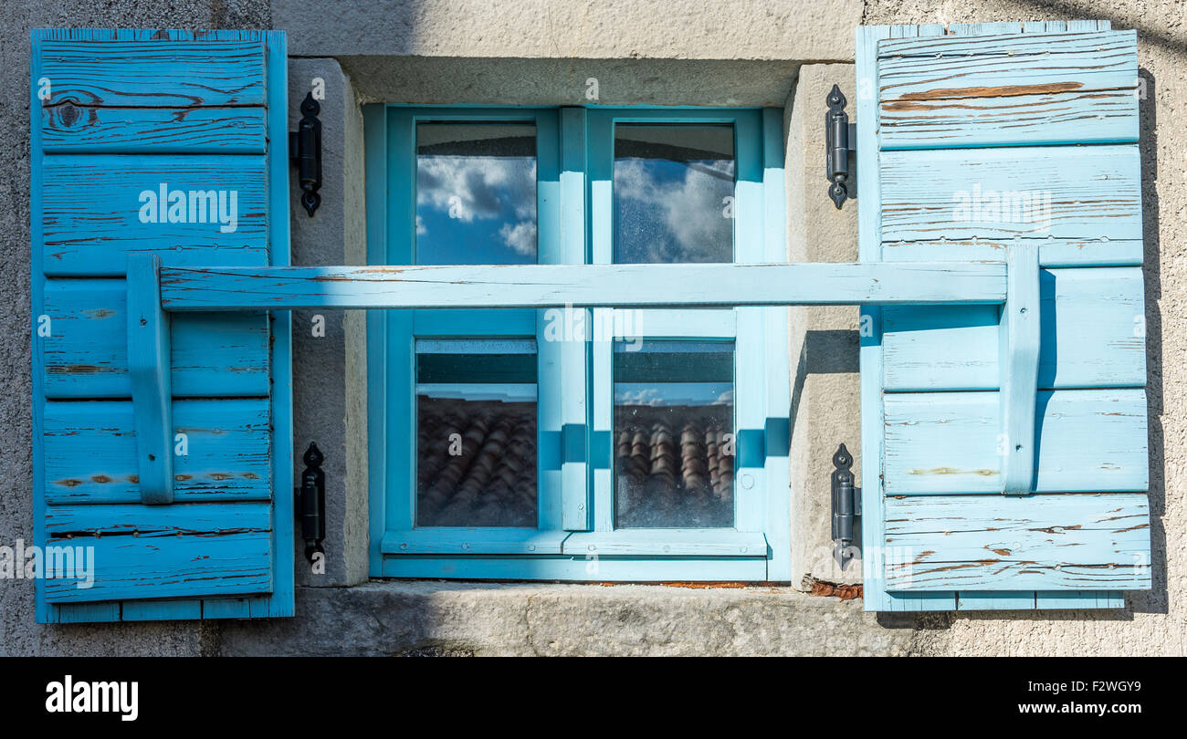 alte Fenster mit offenen blauen Fensterläden aus Holz Stockfoto