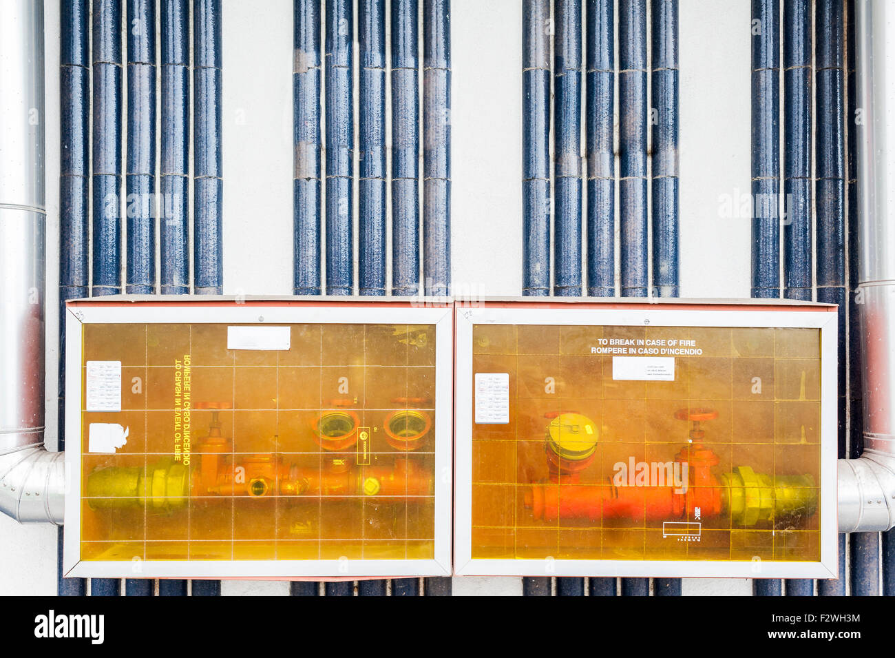 Brandmeldeanlage mit Anschlüssen für Feuerwehrleute Stockfoto