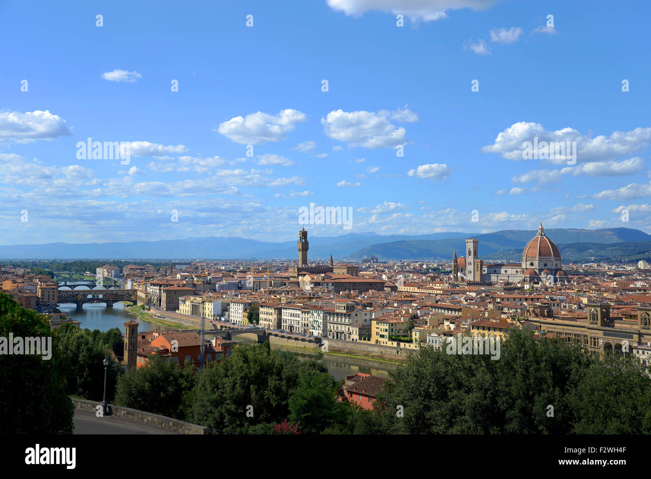 Blick auf Florenz von der Piazza Michelangelo über den Arno in Richtung Ponte Vecchio Brücke, Vecchi Palast und outstanding. Stockfoto