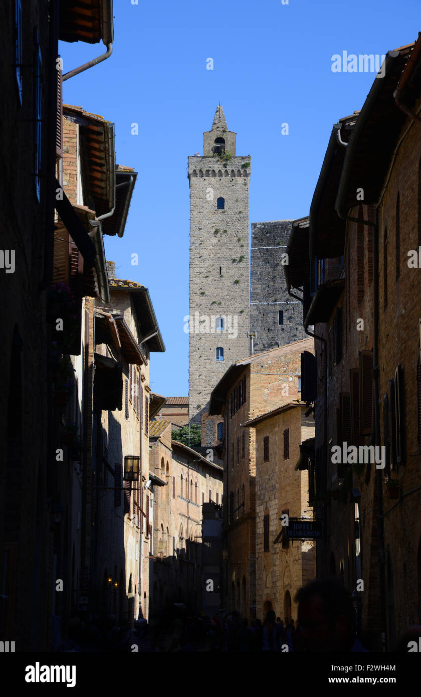 Blick auf den höchsten Turm, der Torre Grossa in der italienischen Stadt San Gimignano in der Provinz von Siena, Italien. Stockfoto
