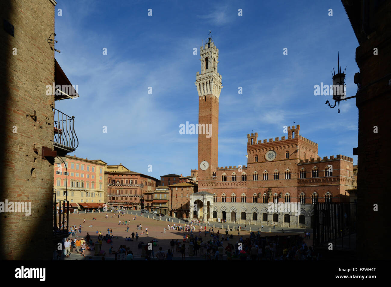 Das Rathaus auf der Piazza del Campo im Zentrum von Siena, Italien. Stockfoto