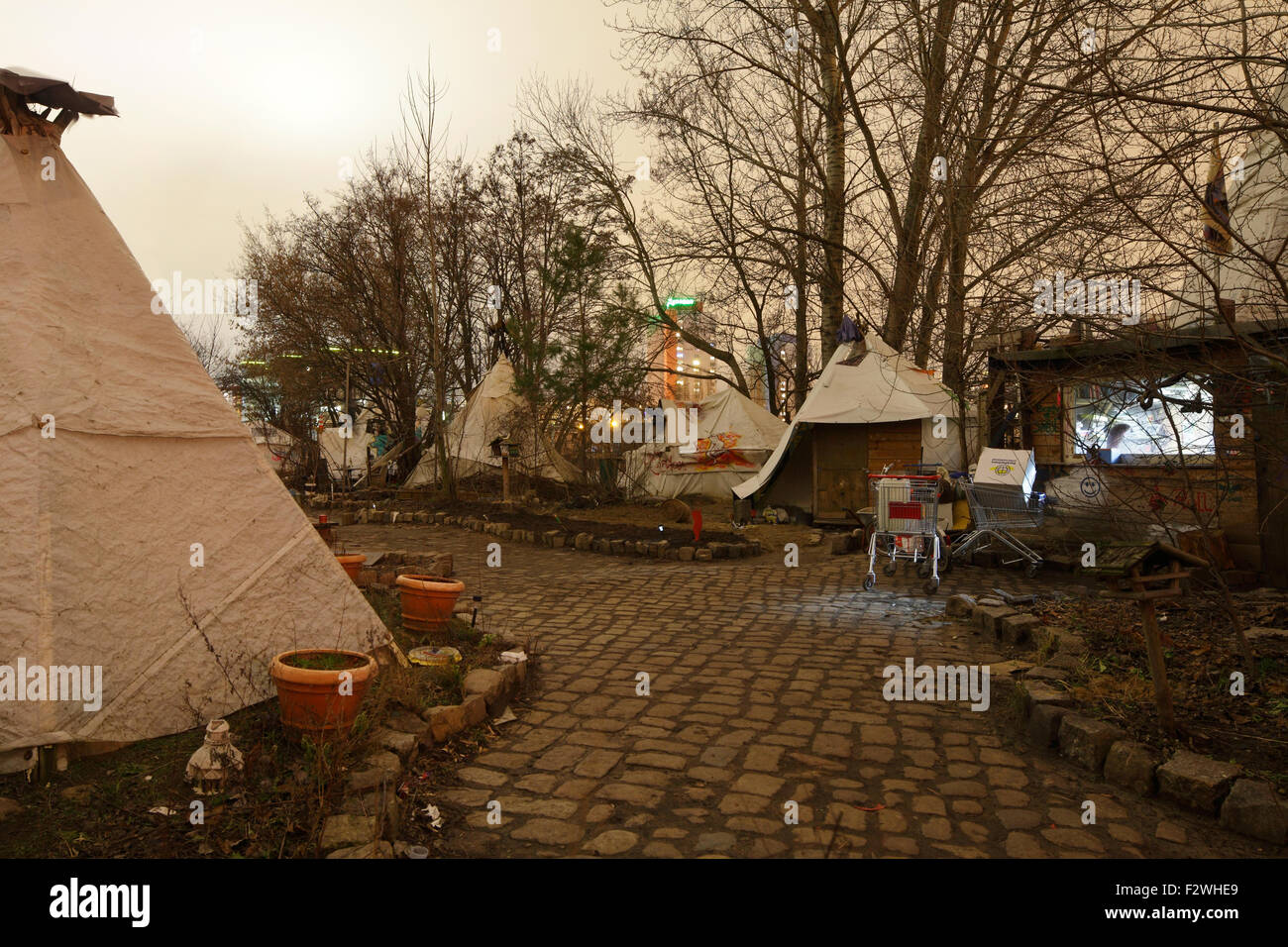 10.02.2015, Berlin, Berlin, Deutschland - Zelt Tipi Dorf landen an der Spree in Berlin-Mitte, im Hintergrund die Ruine Stockfoto