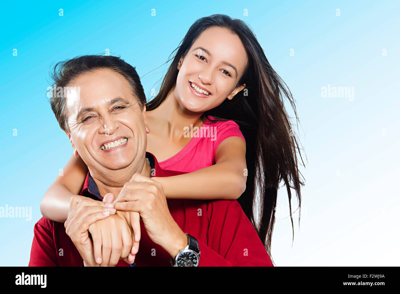 2 indischen Vaters und junge Tochter Huckepack Spaß genießen Stockfoto