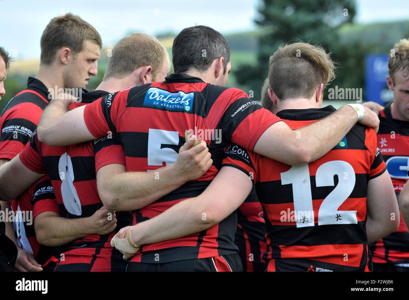 Stadt von Armagh Rugby-Spieler haben Halbzeit-Diskussion in einem Spiel gegen City of Derry bei Richters Road, Londonderry, Nordirland Stockfoto