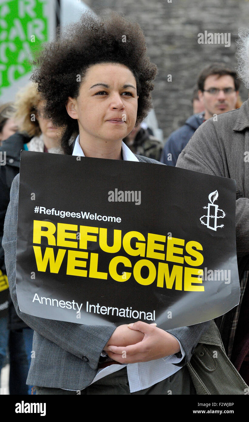 Junge Frau mit Poster bei einer Kundgebung in Londonderry, Nordirland, zur Unterstützung der humanitären Flüchtlingskrise. Stockfoto