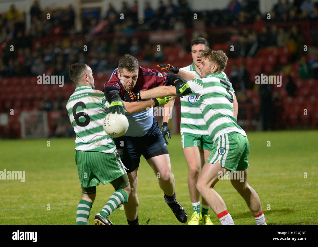 Junior gaelic Football-Spiel zwischen Derry GAA-teams Faughanvale (grün und weiß) und Glack im Celtic Park, Derry, Northern Ire Stockfoto