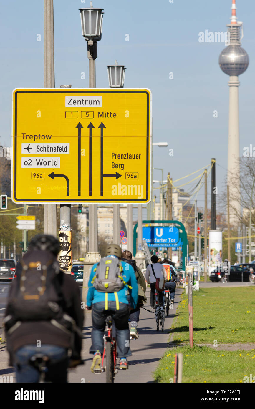 21.04.2015, Berlin, Berlin, Deutschland - Radfahrer und Wegweiser auf der Karl-Marx-Allee in Berlin-Friedrichshain. Stockfoto