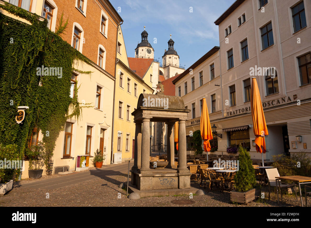 Historische Wasser gut am Holzmarkt "Holz" Marktplatz und Kirche Stadtkirche St. Marien, Lutherstadt Wittenberg, Sachsen-Anhal Stockfoto
