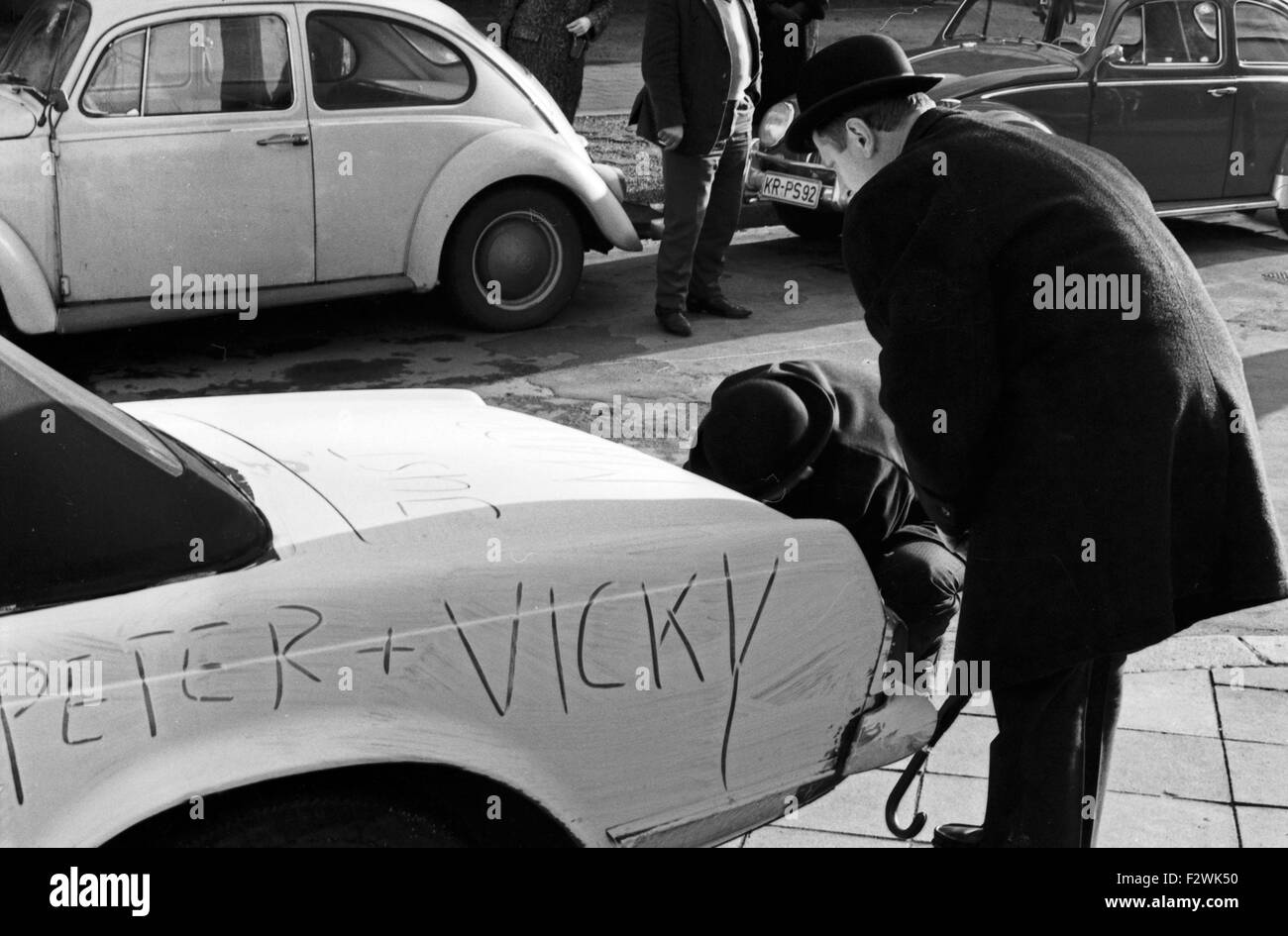 Freunde der Brautleute Schauspielerin Und Fernsehansagerin Victoria Voncampe Und Kaufmann Peter Schlickenrieder Präparieren Das Auto Mit "Just married", 1960er Jahre Deutschland. Freunde der Braut ein paar deutsche Schauspielerin und TV-Moderatorin Victoria Voncampe und Peter Schlickenrieder Vorbereitung der Wagen mit "Just married" anhängen, Deutschland der 1960er Jahre. Stockfoto