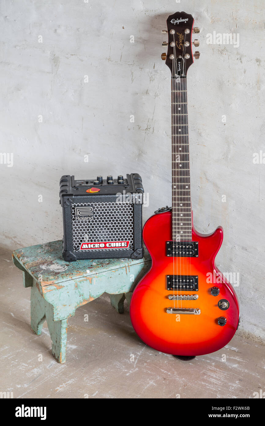 Eine Epiphone e-Gitarre und Verstärker Roland Micro Cube Stockfoto
