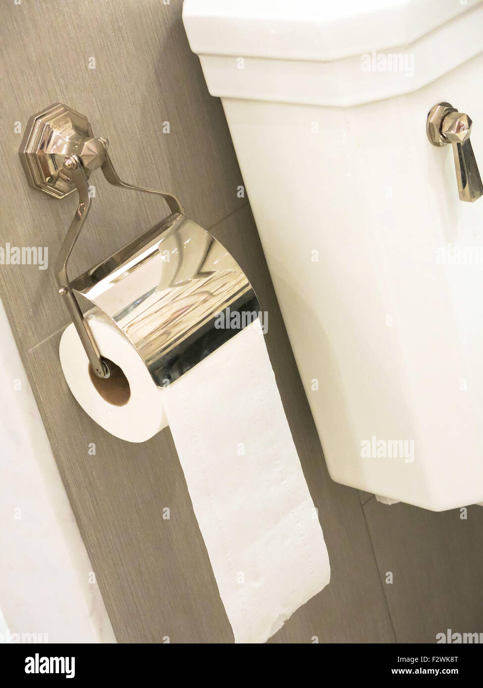 Papierrolle neben Toilette im Badezimmer Stockfoto