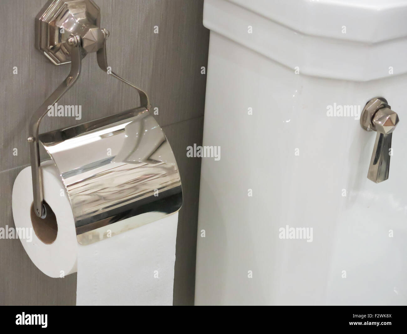 Papierrolle neben Toilette im Badezimmer Stockfoto
