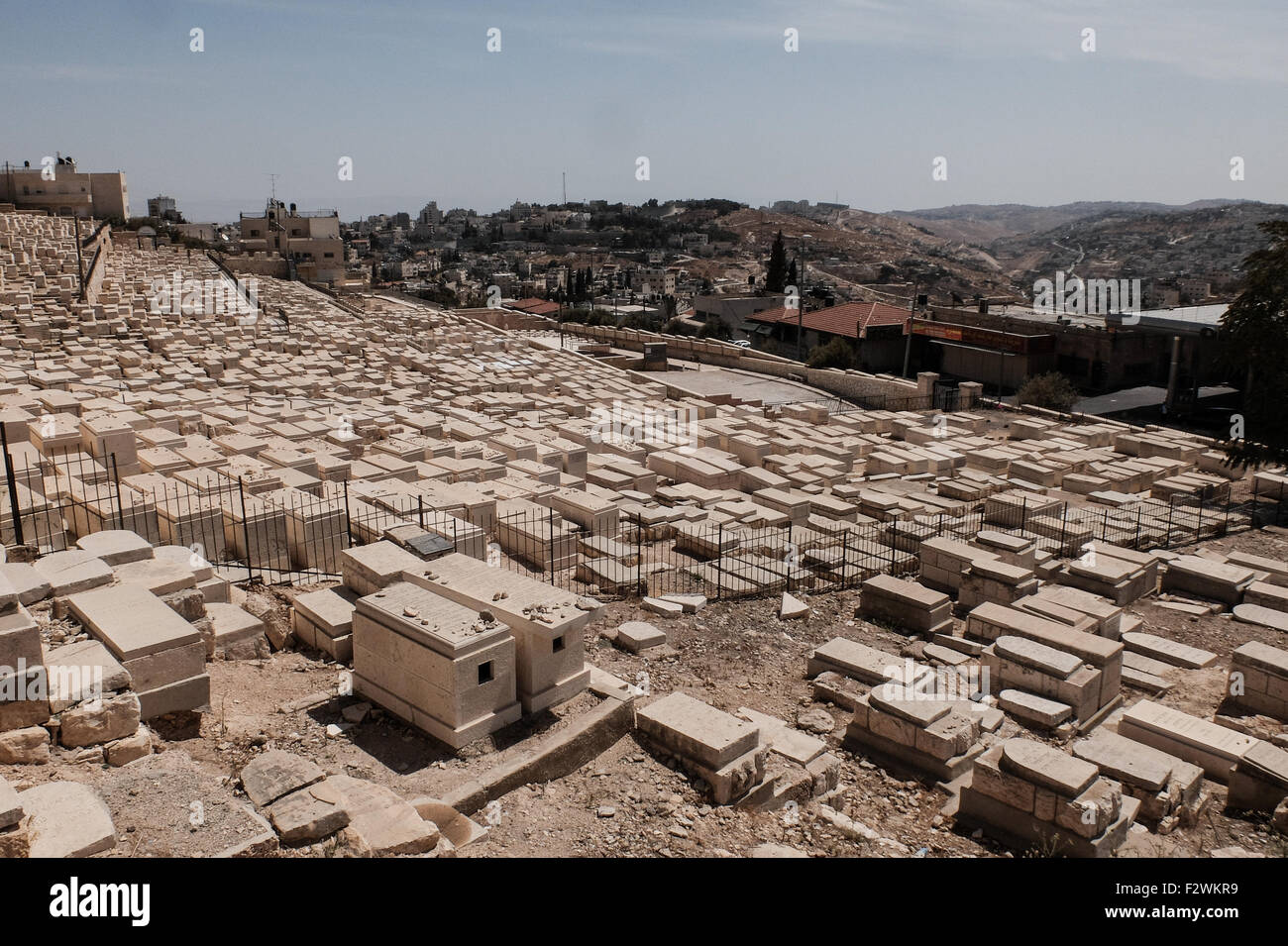 Jerusalem. 24. Sep, 2015. Der jüdische Friedhof am Ölberg, dem ältesten und größten jüdischen Friedhof in der Welt, unterliegt den Grabstein Vandalismus und Schändung von Gräbern von Palästinensern aus dem benachbarten palästinensischen Viertel Ras Al Amud. Jerusalem hat erhöhte Spannungen zwischen Israelis und Palästinensern in den letzten Wochen Aufflackern entlang der Naht zwischen diesen beiden Ländern erlebt. Bildnachweis: Nir Alon/Alamy Live-Nachrichten Stockfoto