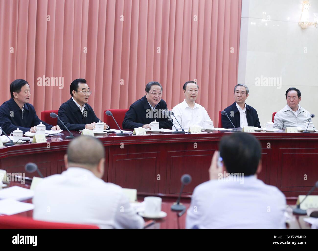 Peking, China. 24. Sep, 2015. Yu Zhengsheng (3. L hinten), Vorsitzender des Nationalkomitees des chinesischen Volkes der politischen Beratenden Konferenz (CPPCC), führt den Vorsitz in einem zweiwöchentlichen Beratungsgespräch der PKKCV auf die Armutslinderung in Peking, Hauptstadt von China, 24. September 2015. © Ding Lin/Xinhua/Alamy Live-Nachrichten Stockfoto
