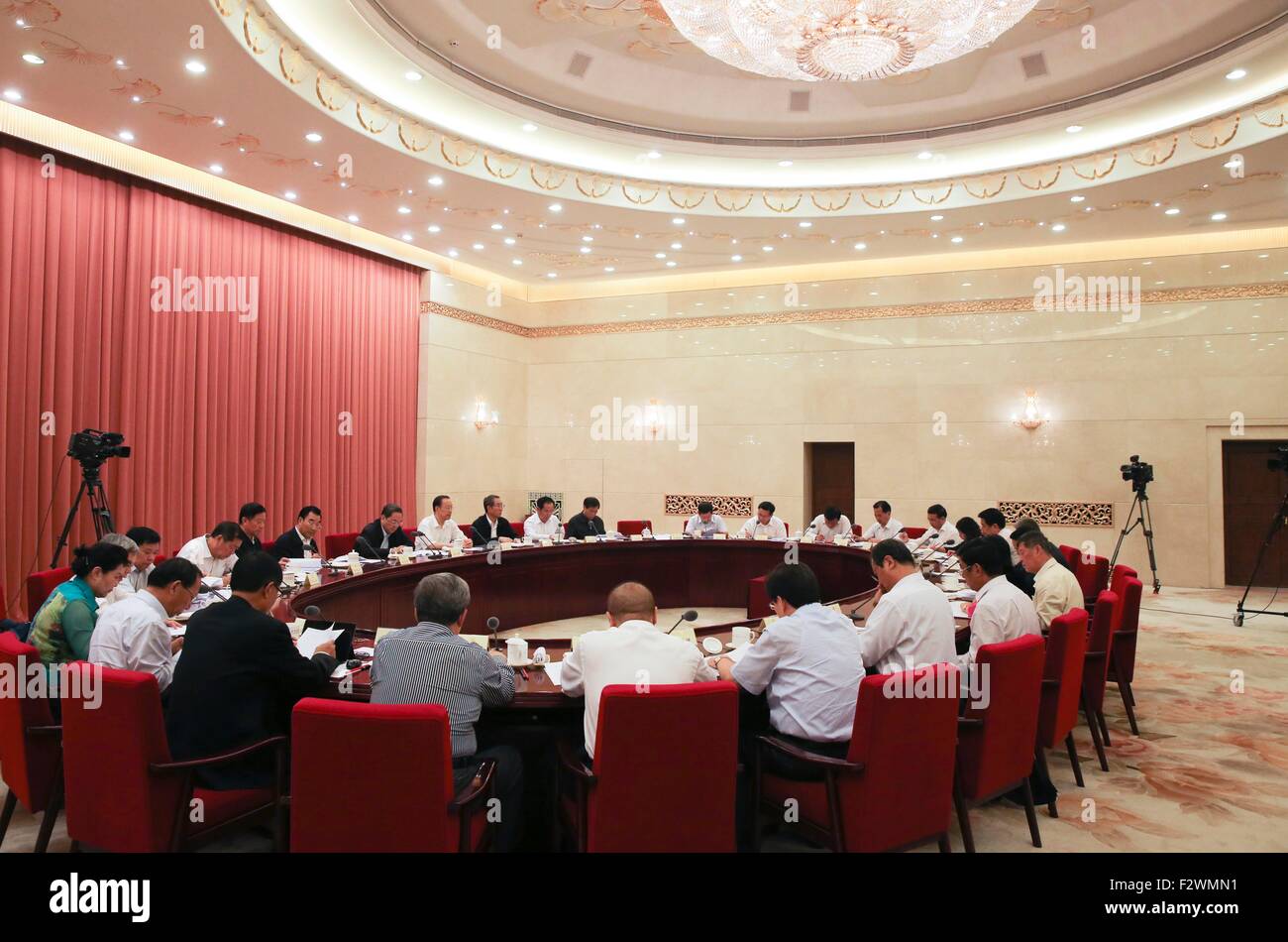 Peking, China. 24. Sep, 2015. Yu Zhengsheng, Vorsitzender des Nationalkomitees der chinesischen politischen Beratenden Konferenz (CPPCC), leitet eine zweiwöchentliche Beratungsgespräch der PKKCV auf die Armutslinderung in Peking, Hauptstadt von China, 24. September 2015. © Ding Lin/Xinhua/Alamy Live-Nachrichten Stockfoto