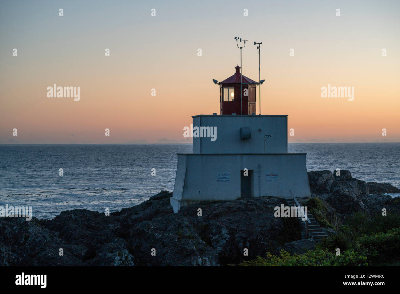 Amphitrite Leuchtturm bei Sonnenuntergang in Ucluelet, Britisch-Kolumbien, Kanada Stockfoto