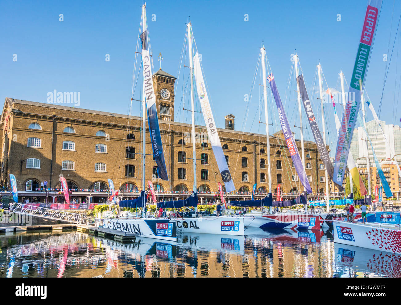 Yachten ankern in der Marina am St Katherines dock London England UK GB EU Europa Stockfoto