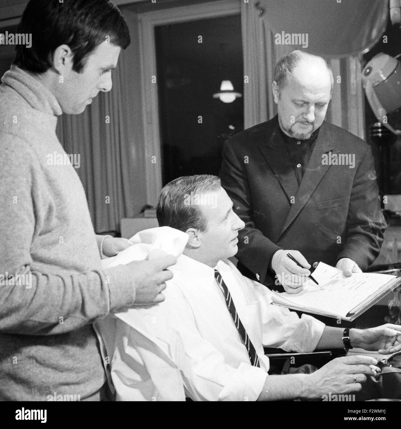 Deutscher Nachrichtensprecher Karl Heinz Köpcke in der Redaktion der "Tagesschau" beim NDR in Hamburg, Deutschland 1960er Jahre. German News Moderator Karl Heinz Koepcke an Editor's Office der Nachrichten anzeigen 'Tagesschau' am Gebäude des Norddeutschen Rundfunks TV und Radio Station in Hamburg, Deutschland 1960. Stockfoto