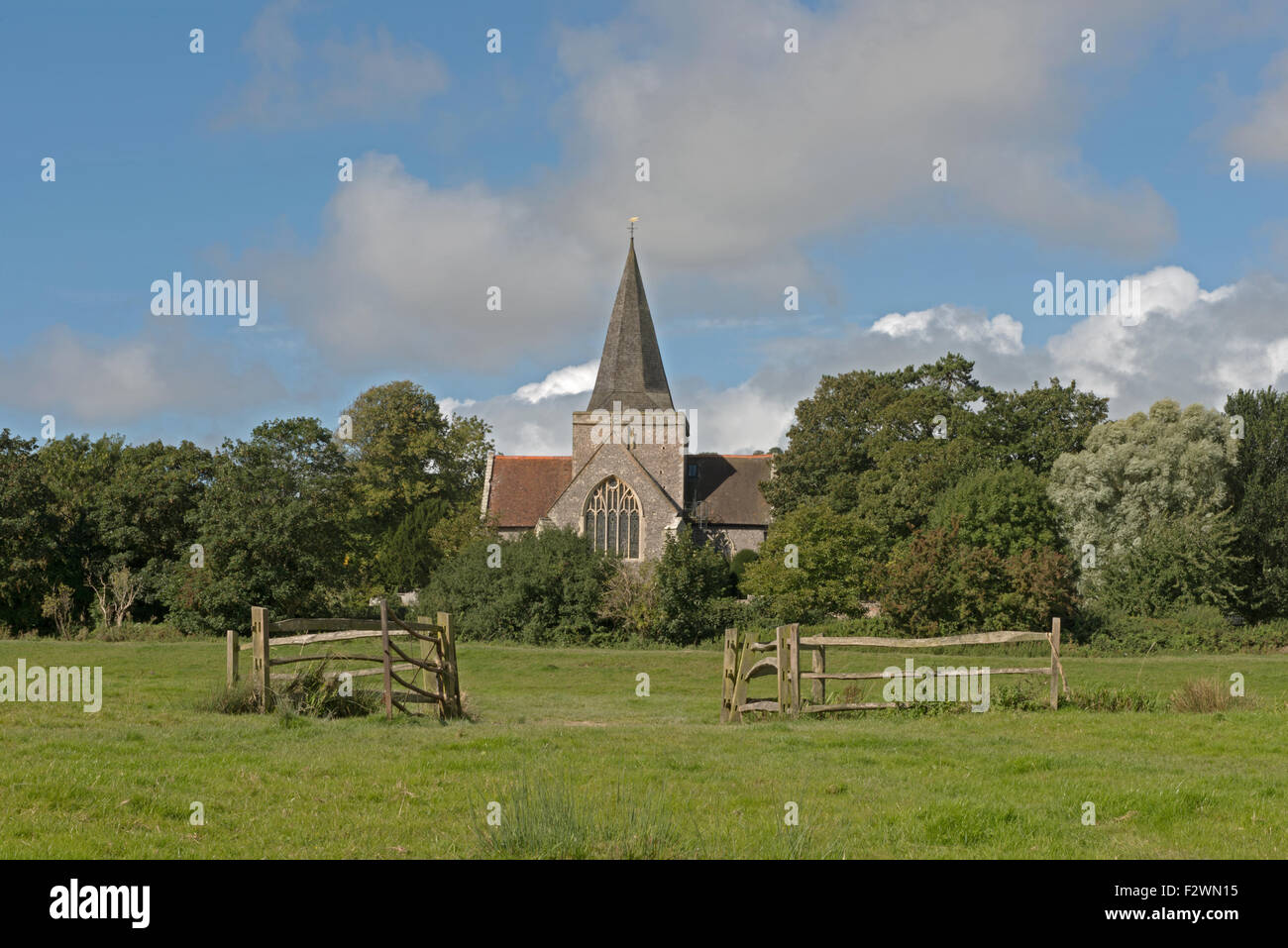 St Andrew Parish Church in dem malerischen Dorf Touristenort in der South Downs National Park, East Sussex.Uk Stockfoto