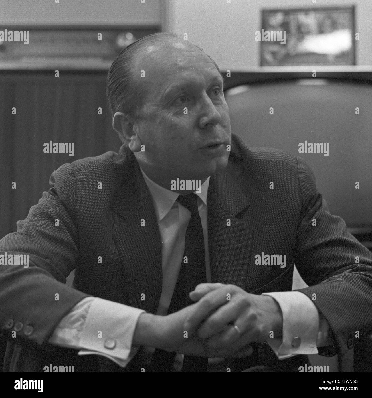 Deutscher Journalist und Autor Ernst Weisenfeld, Frankreich 1960er Jahre. Deutscher Journalist und Autor Ernst Weisenfeld, Frankreich 1960er Jahre. Stockfoto