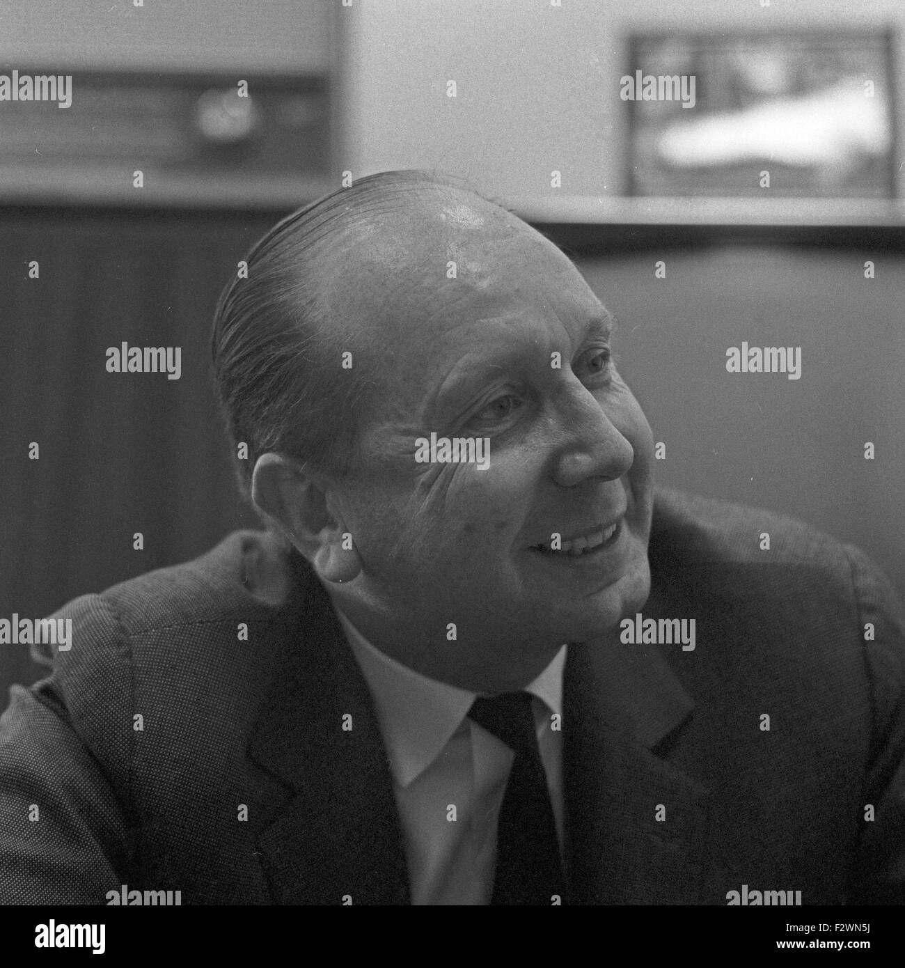 Deutscher Journalist und Autor Ernst Weisenfeld, Frankreich 1960er Jahre. Deutscher Journalist und Autor Ernst Weisenfeld, Frankreich 1960er Jahre. Stockfoto