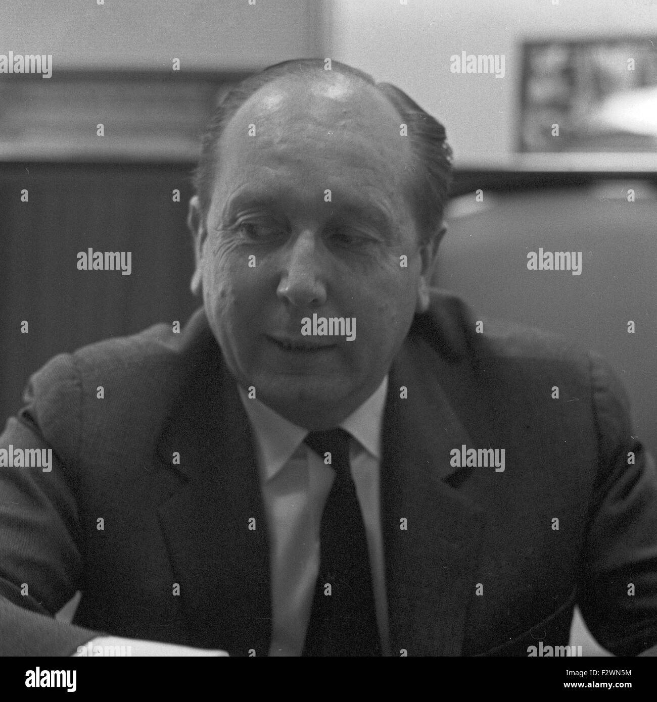 Deutscher Journalist und Autor Ernst Weisenfeld, Frankreich 1960er Jahre. Deutscher Journalist und Autor Ernst Weisenfeld, Frankreich 1960er Jahre. Stockfoto