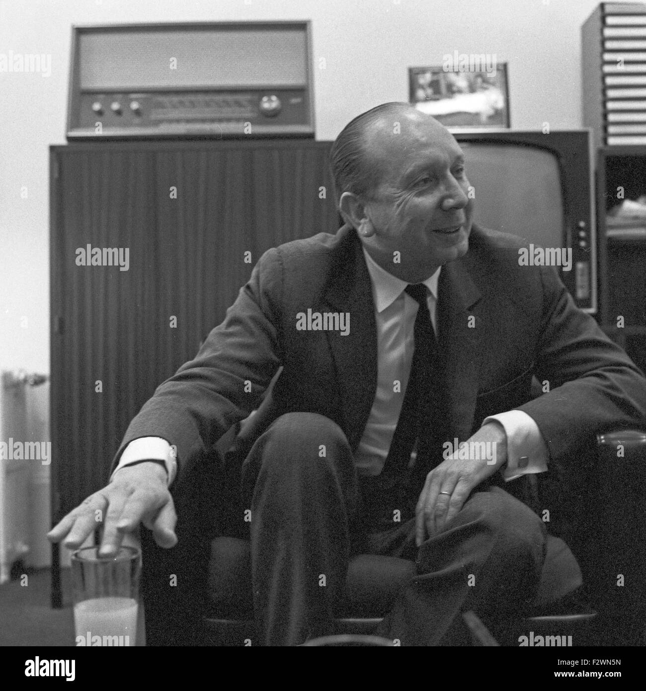 Deutscher Journalist und Autor Ernst Weisenfeld, Frankreich 1960er Jahre. Deutscher Journalist und Autor Ernst Weisenfeld, Frankreich 1960er Jahre. Stockfoto